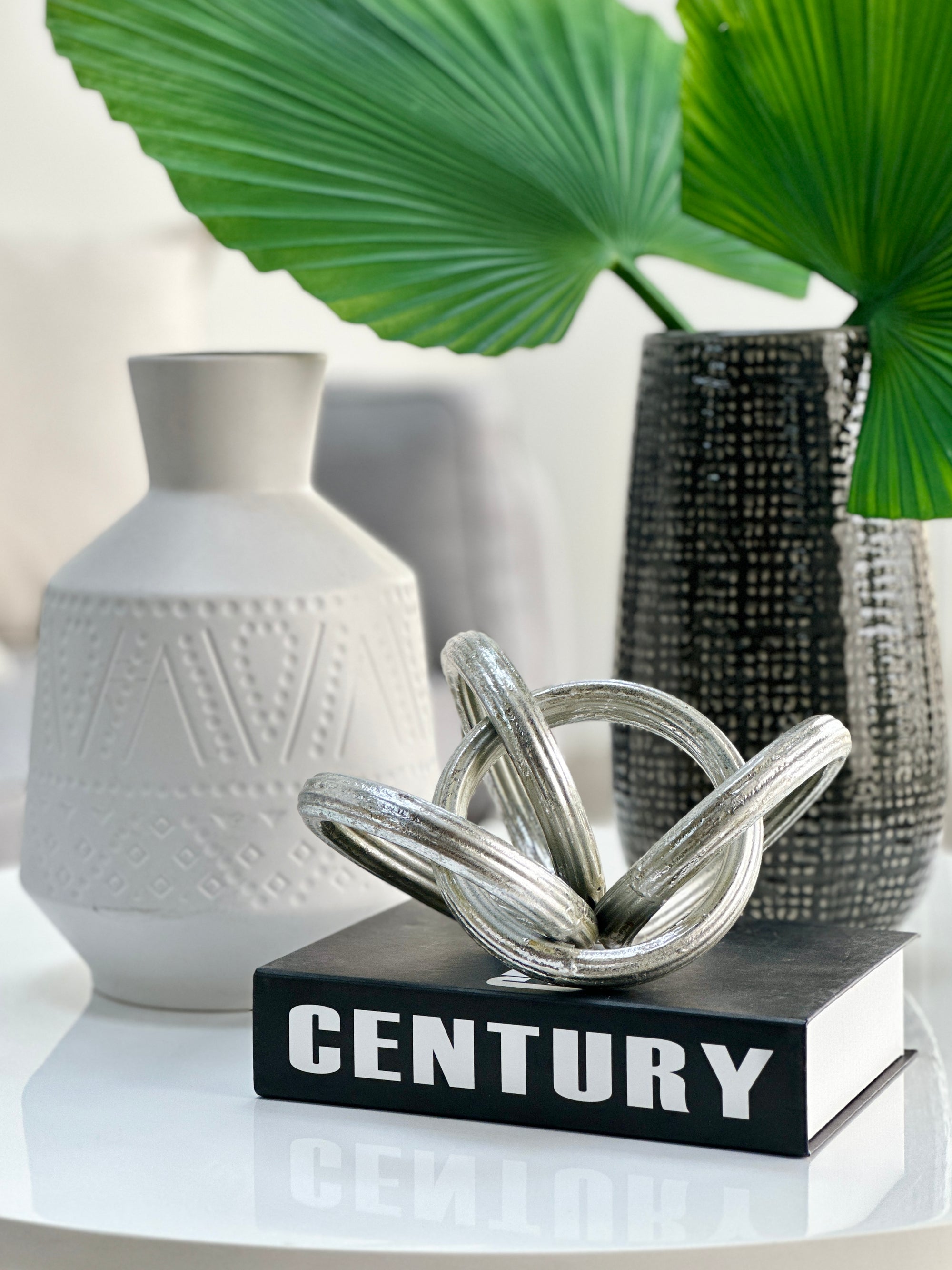 Interlocking Silver Rings Table Top - Decora Home