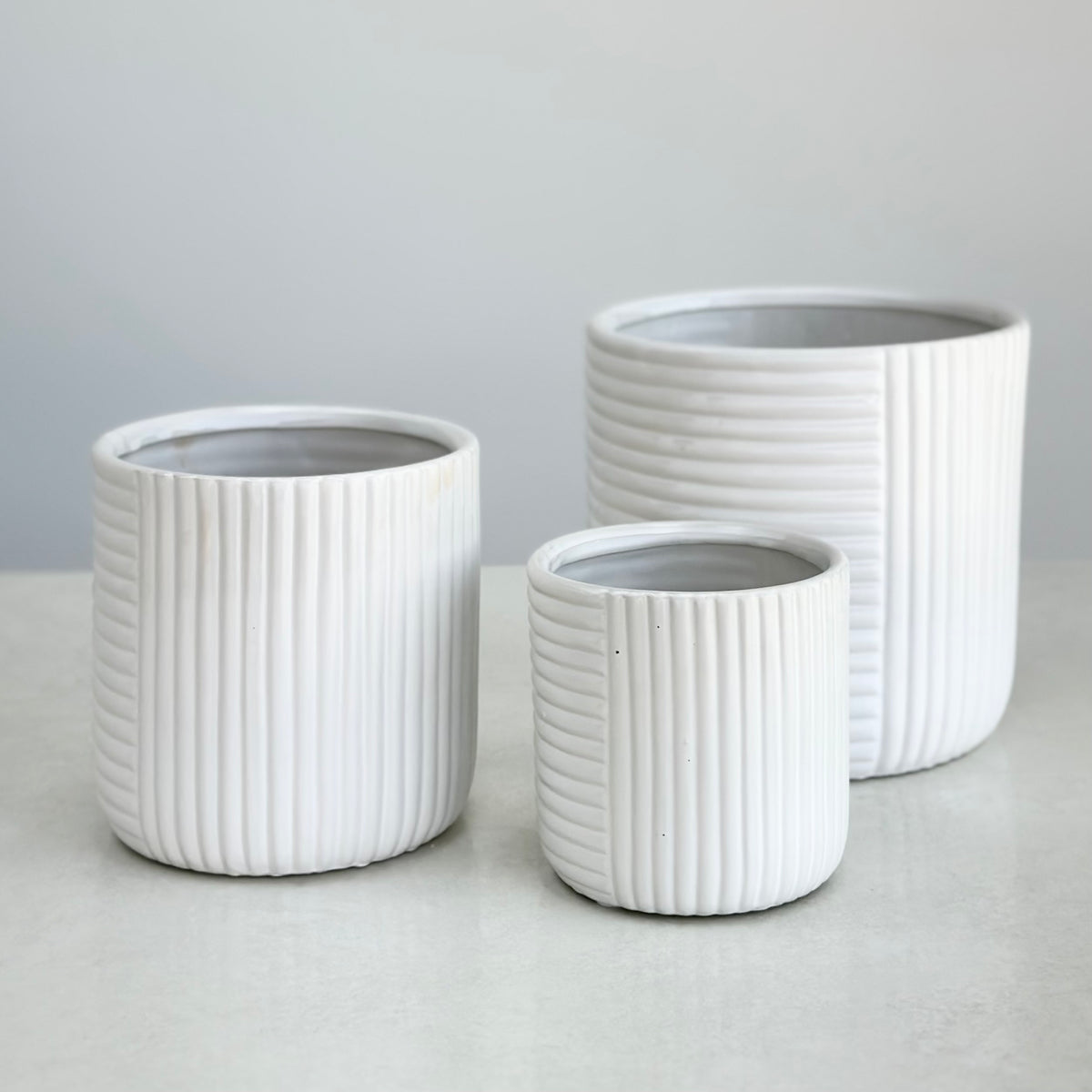 Round Ribbed Pot White Ceramic White Round Pot With Abstract Lines - Decora Home