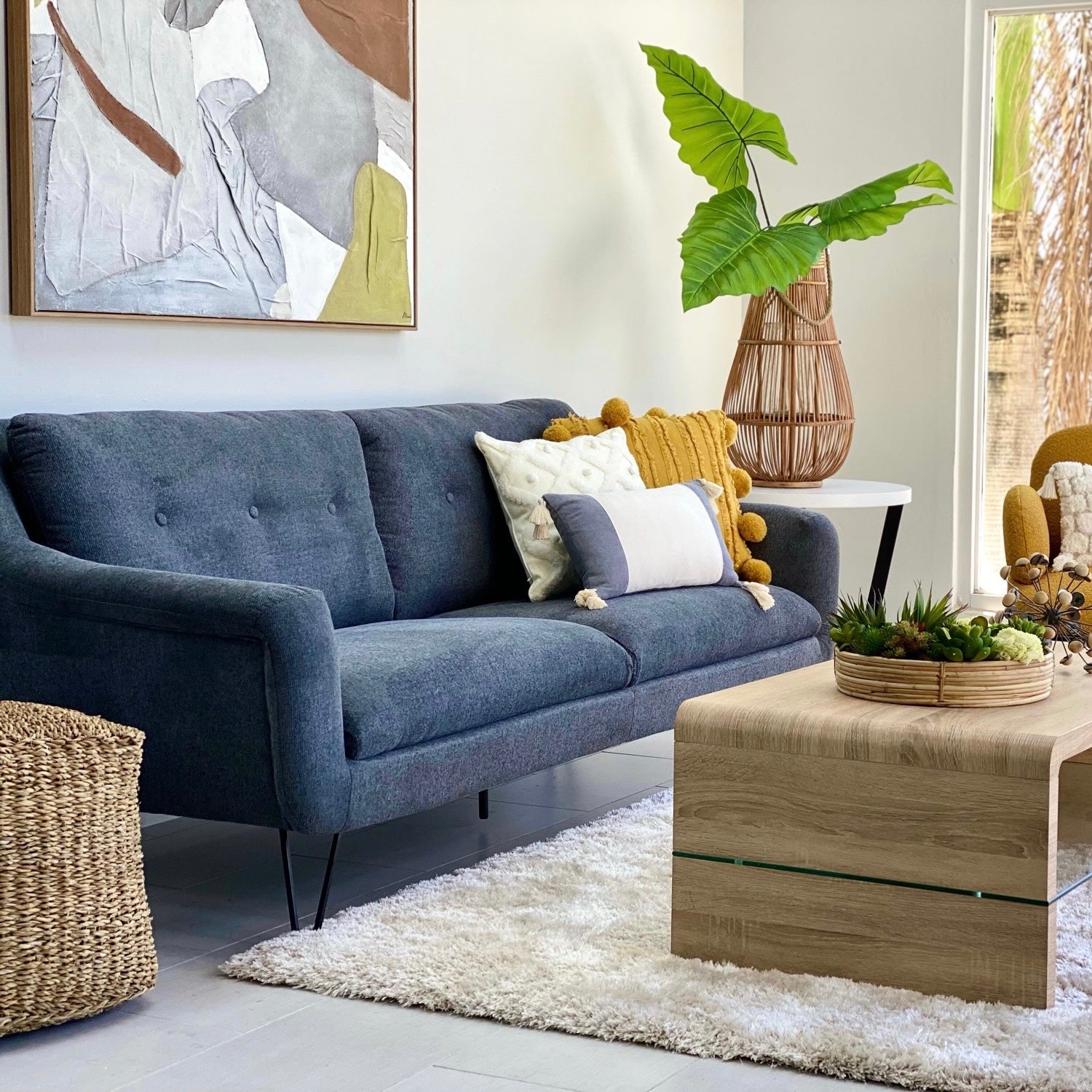 Cojines para la sala  Living room decor colors, Decor home living room,  Black couch living room decor