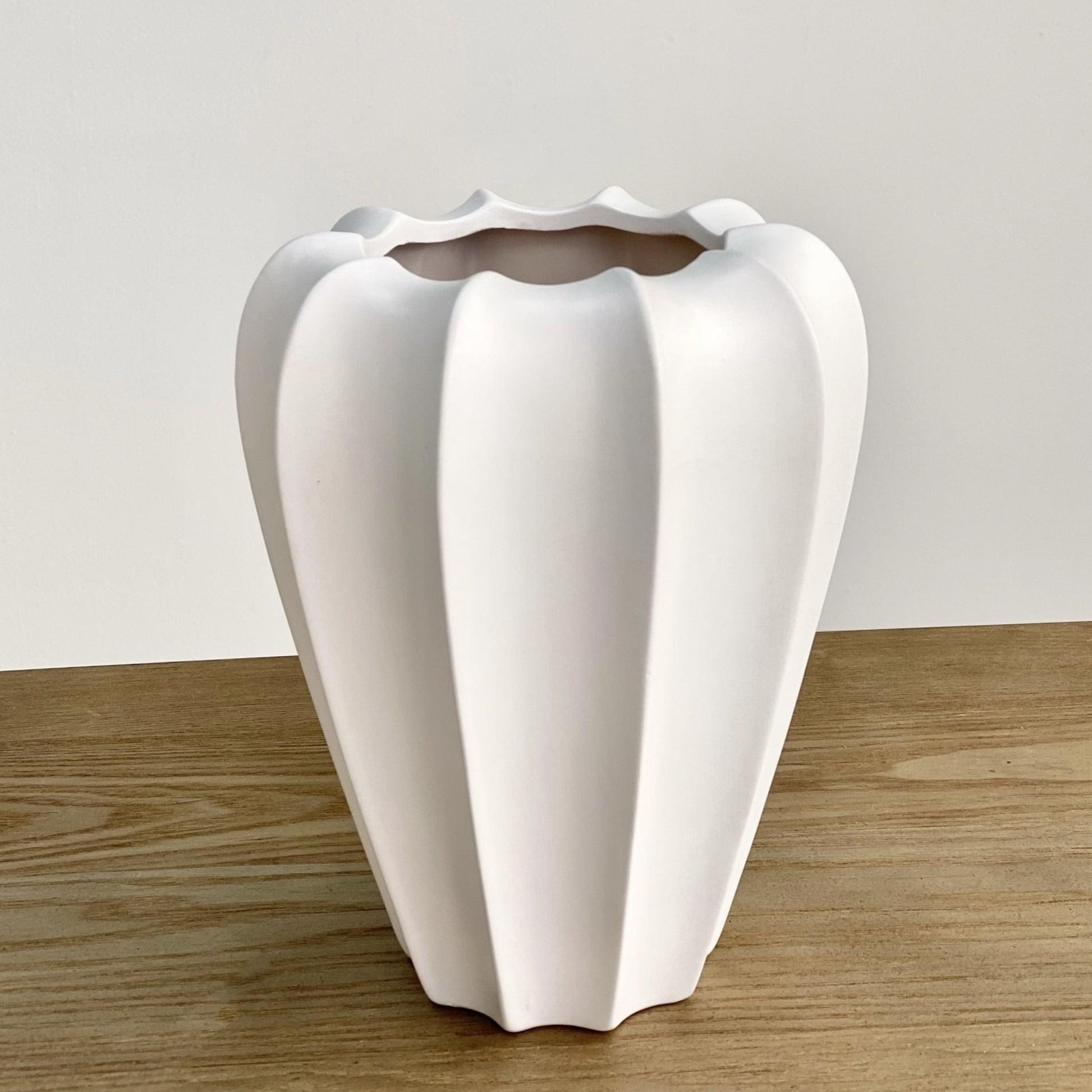 "Arrow" White Ceramic Round Vase