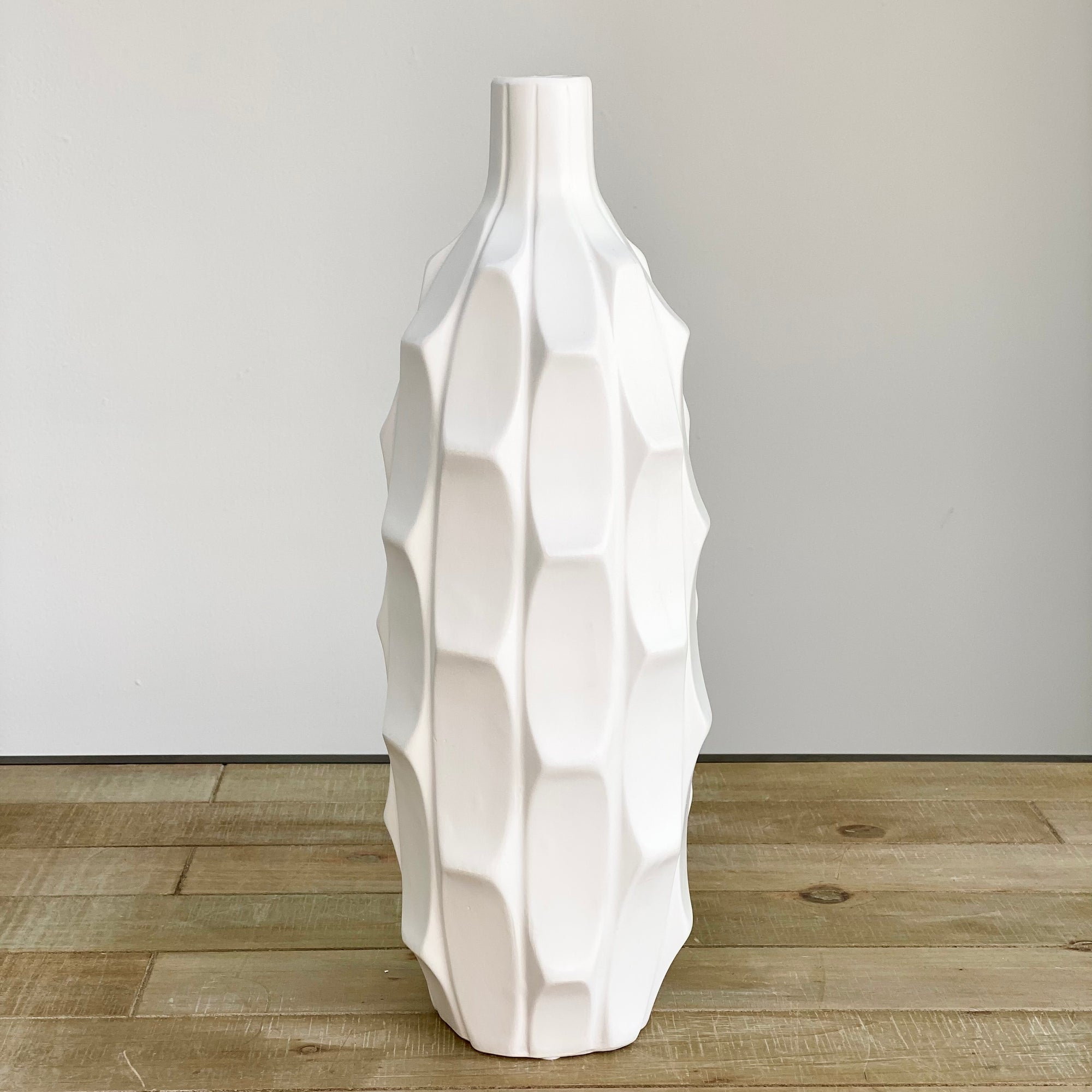 Porcelain Round Vase with Perpendicular Design